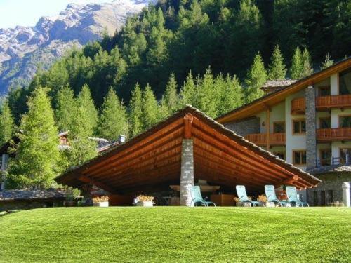 Eco Wellness Hotel Notre Maison Cogne Exterior photo