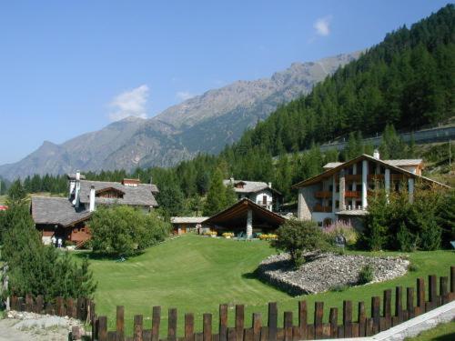 Eco Wellness Hotel Notre Maison Cogne Exterior photo
